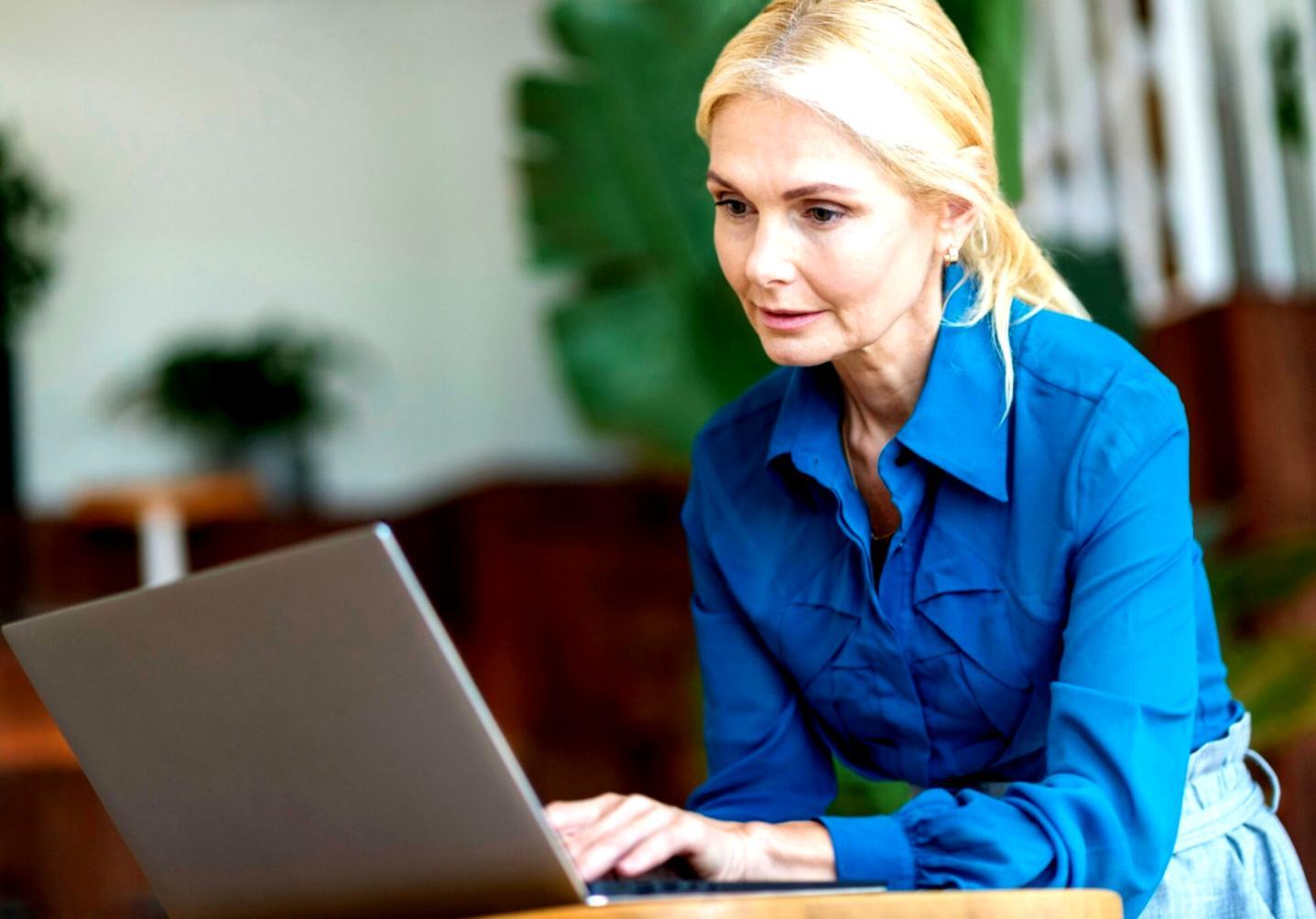 Financial consultation workspace at evarionthex office